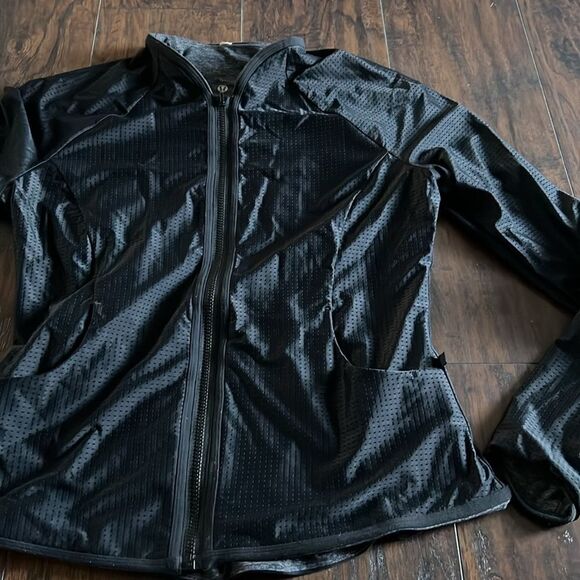 LULULEMON Heather Grey Reversible Jacket Size 12 black on one side grey black - Picture 10 of 13